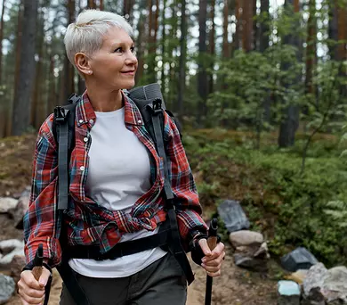 Vrouw tijdens wandeling